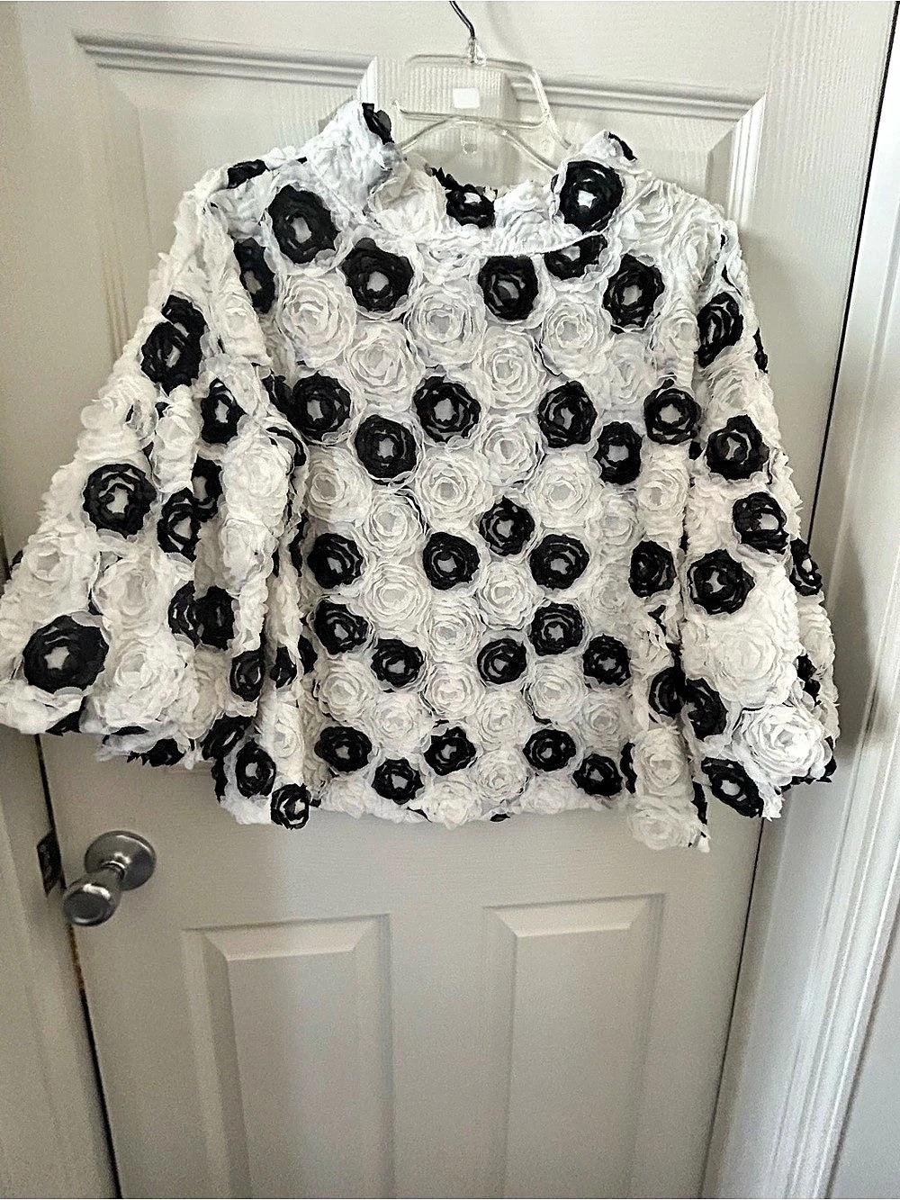 I.C. Collection rosette blouse Floral in White & Black Size Small